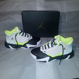 Air Jordan Max Aura 4 Sneakers, Brand NEW with Box 7Y = Women 8.5 = Men 7